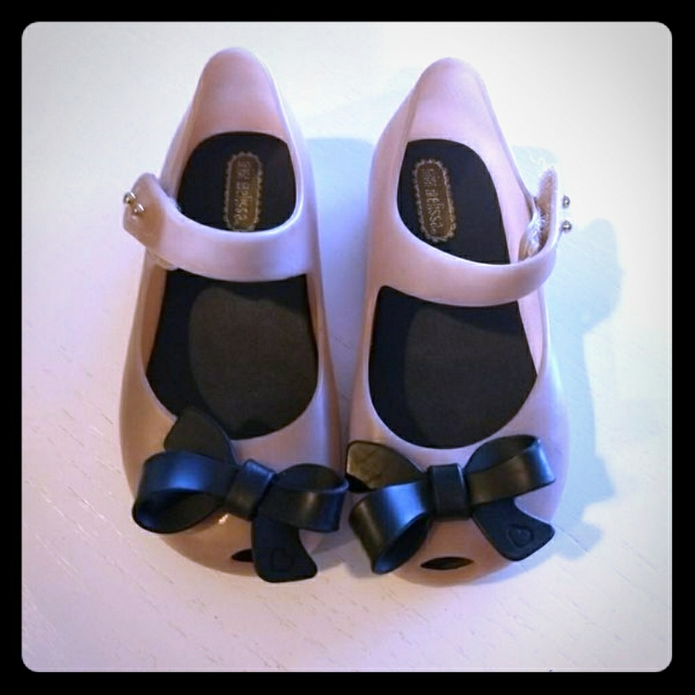 Mini melissa pink with black bow size 8